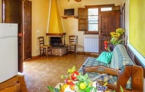 ein Wohnzimmer mit Couch und Kamin in der Unterkunft Cav D'italia E Falco Pescator in Pucciarelli
