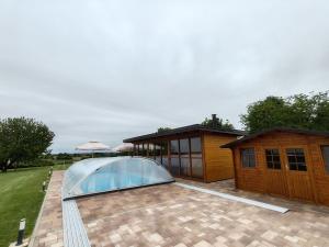 une maison avec une serre sur une terrasse dans l'établissement Kuća za odmor Krolo - Blackberry Hill, à Kupinovac
