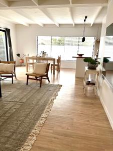 金斯顿Little Red Gate Urban Retreat的开放式客厅配有桌椅