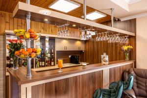 Un bar en un hotel con fruta en el mostrador en Vörös Álom Apartman Panzió, en Tiszakécske