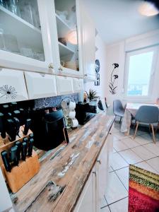 Cuisine ou kitchenette dans l'établissement UNDER the SKY