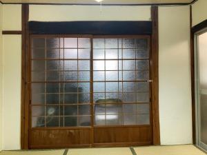 今治市にあるしまなみ ゲストハウス 南風荘の窓付きの部屋のドア +8枚の写真