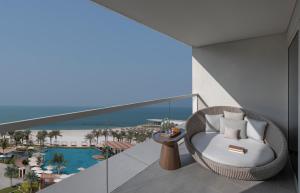 uma varanda com uma cadeira e vista para a praia em InterContinental Ras Al Khaimah Mina Al Arab Resort & Spa by IHG em Ras al-Khaimah mais 78 fotografias