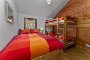 a bedroom with two bunk beds in a house at Les Sept Étoiles in Le Monêtier-les-Bains
