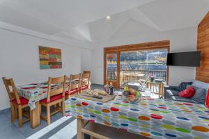 a living room with a table and a dining room at Les Sept Étoiles in Le Monêtier-les-Bains