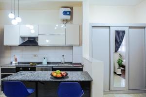 Una cocina con un bol de fruta en la encimera. en DAT Luxury Apartments, en Dirē Kʼalu