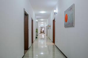Un pasillo con paredes blancas y suelo de baldosas. en DAT Luxury Apartments, en Dirē Kʼalu