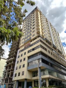 un edificio alto está en construcción en DAT Luxury Apartments, en Dirē Kʼalu