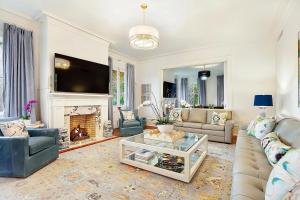 Μια τηλεόραση ή/και κέντρο ψυχαγωγίας στο 3 W Perry St