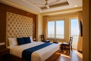 Un dormitorio con una cama grande con una ventana grande. en Hotel Samrat - On Mall Road, en Mussoorie 50 fotos más