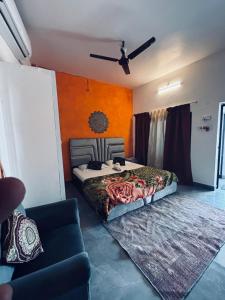 une chambre avec un lit et un canapé dans l'établissement Krishna bhagwan homestay, à Ayodhya