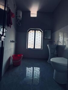 une salle de bain avec toilettes et fenêtre dans l'établissement Krishna bhagwan homestay, à Ayodhya