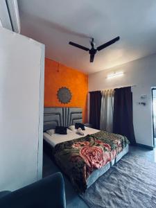 une chambre avec un grand lit dans une pièce dans l'établissement Krishna bhagwan homestay, à Ayodhya