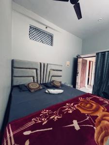 une chambre avec un grand lit recouvert d'une couverture rouge dans l'établissement Krishna bhagwan homestay, à Ayodhya 9 autres photos