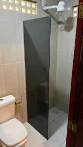 een glazen douche in een badkamer met toilet bij Pousada Solar de Maria e Hostel Feminino in Pipa