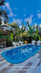 een zwembad bij een villa met een tropisch resort bij Pousada Solar de Maria e Hostel Feminino in Pipa