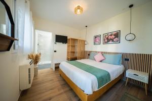 Un dormitorio con una cama grande y un televisor. en Green Apartments & Parking,Vimercate, en Vimercate