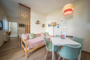 una habitación con una cama, una mesa y sillas en Green Apartments & Parking,Vimercate, en Vimercate