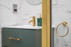 Ένα μπάνιο στο Milton Keynes 3BR,Spacious Home, Sleeps 5, Families Stays, Free Parking