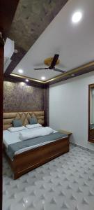 1 dormitorio con 1 cama con techo en Sawaria Residency, en Varanasi