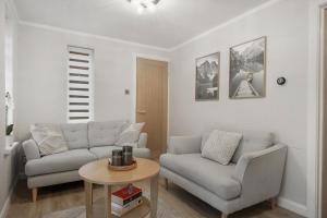 un soggiorno con un divano e un tavolo di Milton Keynes 3BR,Modern Home, Sleeps 5, Families Stays, Free Parking a Milton Keynes Altre 34 foto