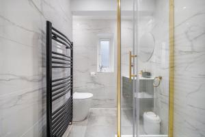 Milton Keynes 3BR,Spacious Home, Sleeps 5, Families Stays, Free Parking في ميلتون كينز: حمام مزود بمرحاض ودش زجاجي
