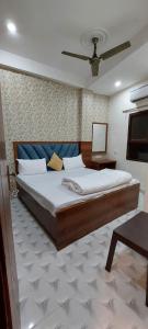 Un dormitorio con una cama grande y una mesa. en Sawaria Residency, en Varanasi