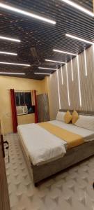 un dormitorio con una cama grande en una habitación en Sawaria Residency, en Varanasi