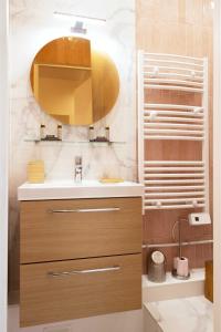 een badkamer met een wastafel en een spiegel bij DA-3-TURENNE-BM near Place des Vosges in Parijs