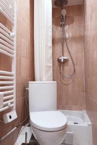 een badkamer met een wit toilet en een douche bij DA-3-TURENNE-BM near Place des Vosges in Parijs