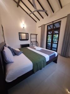 ネゴンボにあるBIVORA Villaの大きなベッドと窓のある寝室