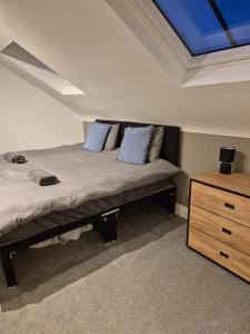 Ένα ή περισσότερα κρεβάτια σε δωμάτιο στο Clarendon- A Converted Church Luxe Apartment