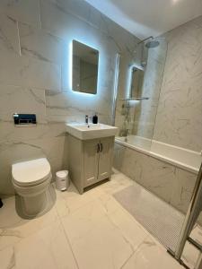 Ένα μπάνιο στο Clarendon- A Converted Church Luxe Apartment