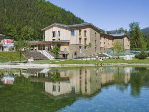 ein Gebäude neben einem Gewässer in der Unterkunft Apartmán Špindlerův Mlýn in Špindlerův Mlýn