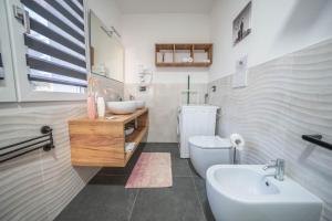 un baño con lavabo e inodoro en Green Apartments & Parking,Vimercate, en Vimercate 65 fotos más