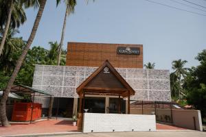 ein Gebäude mit einem Schild darauf in der Unterkunft The Coral Bentley Hotels in Havelock Island