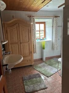 uma casa de banho com uma banheira, um lavatório e uma janela em Preisöxlhütte in Sankt Veit em Schwarzenbach