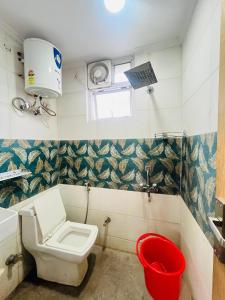 Et badeværelse på Hotel Jerry - Near Nizamuddin Railway Station