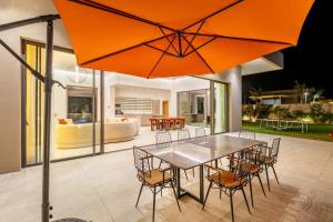 Posezení v ubytování Spacious villa with jacuzzi and activities