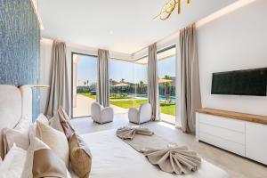 TV a/nebo společenská místnost v ubytování Spacious villa with jacuzzi and activities