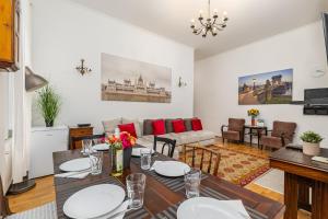 una sala de estar con una mesa y un sofá en Central Budapest Apartment in Historical Building With Free Private Parking, en Budapest
