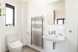 ein weißes Badezimmer mit Toilette und Waschbecken in der Unterkunft Brightside SV35 Silverlake Dorset in Warmwell + 20 Fotos
