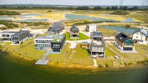 eine Luftansicht eines Hauses auf einer Insel im Wasser in der Unterkunft Brightside SV35 Silverlake Dorset in Warmwell