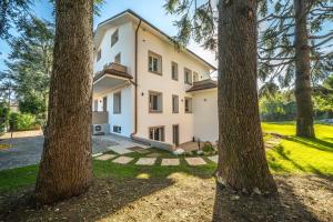 una vista exterior de una casa a través de los árboles en Green Apartments & Parking,Vimercate, en Vimercate