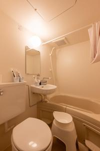 ein Badezimmer mit Toilette, Waschbecken und Badewanne in der Unterkunft O's Apartment Hotel In Kyobashi 3FA in Osaka + 22 Fotos