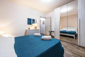 a bedroom with a large bed and a mirror at Giode X Veronetta in Verona