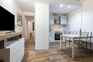 a kitchen and dining room with a table and chairs at Giode X Veronetta in Verona