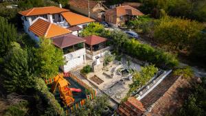 een luchtfoto van een huis met een bouwplaats bij Вила Лонгоз 