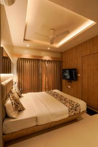 a bedroom with a large bed with a ceiling at The Food Villa in Jāmb +1 photo