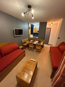 ein Wohnzimmer mit Sofa und Tisch in der Unterkunft Appartement cosy quartier Napoléon in Val Cenis